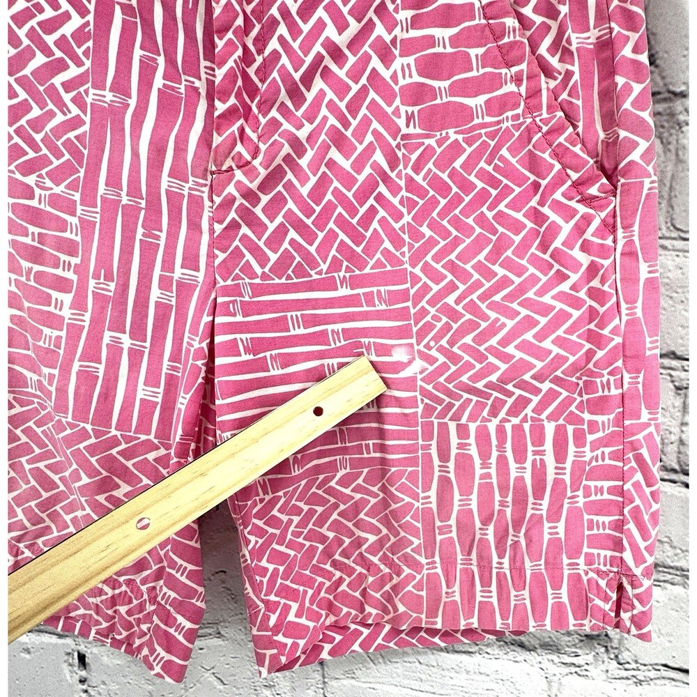 Lilly Pulitzer Resort Fit Shorts Women's 4 Pink Geo Preppy **FLAWS**READ** - Picture 2 of 16